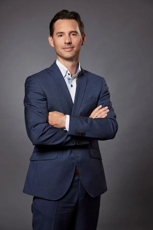 Wellness-Mitarbeitende prüfen Informationen auf einer Mitarbeiter-App am Smartphone – interne Kommunikation im Schichtbetrieb