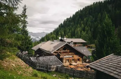 Almhütte in den Südtiroler Bergen mit Gästen, Hund und Terrasse