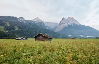Ländliche Ferienlandschaft mit kleinem Gästehaus, Wanderweg und Menschen im Dorf