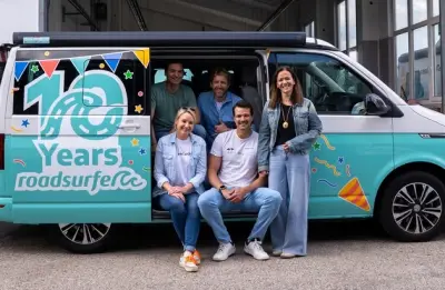 Campervans auf einem Stellplatz mit Karte von Europa im Hintergrund