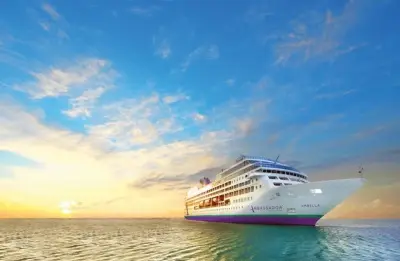 Kreuzfahrtschiff im Hafen, mit Blick auf Anlegesteg und deutsche Küstenszene