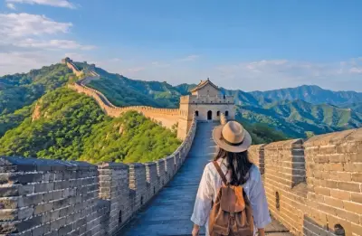 Reisekarte mit China-Route, Peking und Shanghai, dazu Symbole für Große Mauer und Terrakotta-Armee